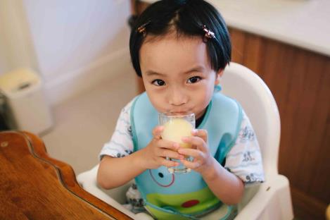 【開箱】福樂葉黃素低脂牛乳，許家庭一個清晰明亮的視界