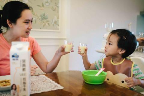 【開箱】福樂葉黃素低脂牛乳，許家庭一個清晰明亮的視界