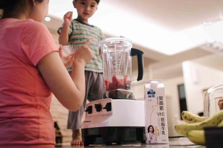 【開箱】福樂葉黃素低脂牛乳，許家庭一個清晰明亮的視界