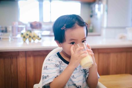 【開箱】福樂葉黃素低脂牛乳，許家庭一個清晰明亮的視界