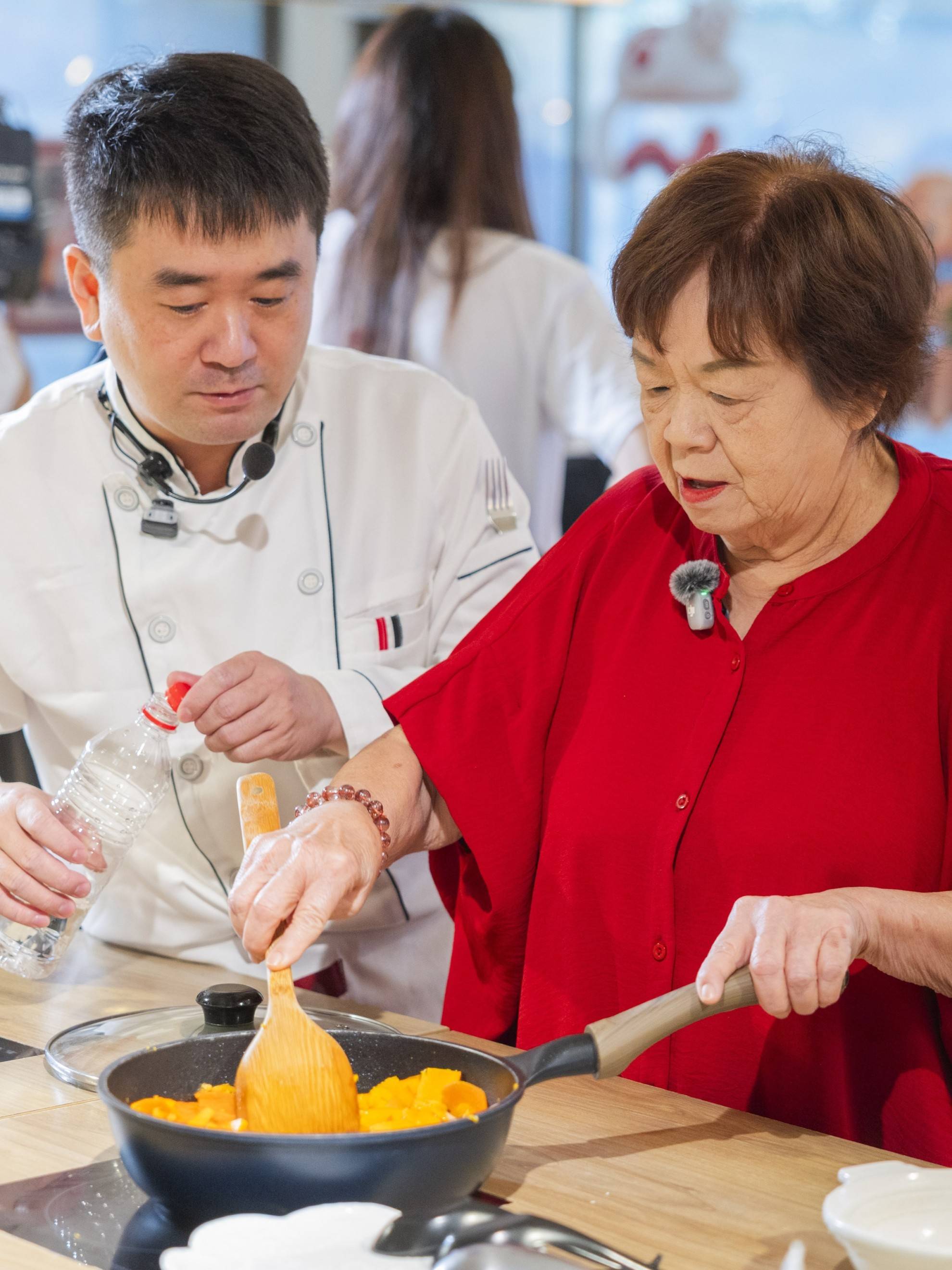 佳格40週年推「健康壯遊」 打造全新LINE數位互動體驗 萬秀祖孫跨世代搶先玩 萬吉阿公第一次用AI就上手 40年營養教育再深化 號召跨世代一起吃加動 全方位陪伴「吃對每一餐」 佳格40週年推「健康壯遊」 打造全新LINE數位互動體驗 萬秀祖孫跨世代搶先玩 萬吉阿公第一次用AI就上手 40年營養教育再深化 號召跨世代一起吃加動 全方位陪伴「吃對每一餐」